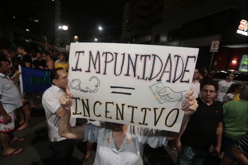 Nesta quarta-feira, 16, manifestantes protestaram contra a nomeao do ex-presidente Lula ao cargo de ministro da Casa Civil e pediram a renncia da presidente Dilma Rousseff. O ato aconteceu na Praa Portugal, no bairro Aldeota. Fotos: Tatiana Fortes/OPOVO