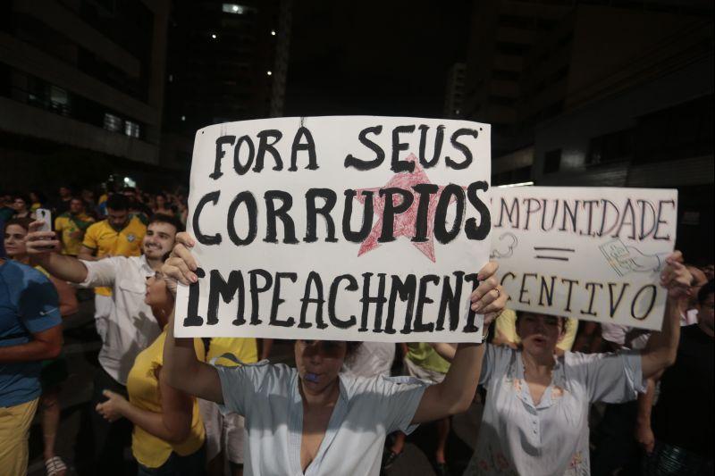 Nesta quarta-feira, 16, manifestantes protestaram contra a nomeao do ex-presidente Lula ao cargo de ministro da Casa Civil e pediram a renncia da presidente Dilma Rousseff. O ato aconteceu na Praa Portugal, no bairro Aldeota. Fotos: Tatiana Fortes/OPOVO