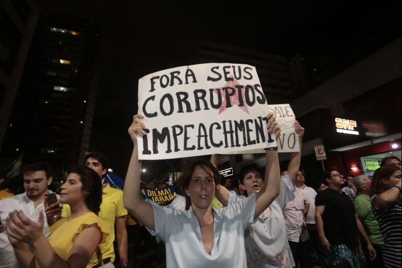 Nesta quarta-feira, 16, manifestantes protestaram contra a nomeao do ex-presidente Lula ao cargo de ministro da Casa Civil e pediram a renncia da presidente Dilma Rousseff. O ato aconteceu na Praa Portugal, no bairro Aldeota. Fotos: Tatiana Fortes/OPOVO