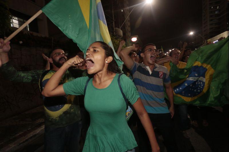 Nesta quarta-feira, 16, manifestantes protestaram contra a nomeao do ex-presidente Lula ao cargo de ministro da Casa Civil e pediram a renncia da presidente Dilma Rousseff. O ato aconteceu na Praa Portugal, no bairro Aldeota. Fotos: Tatiana Fortes/OPOVO