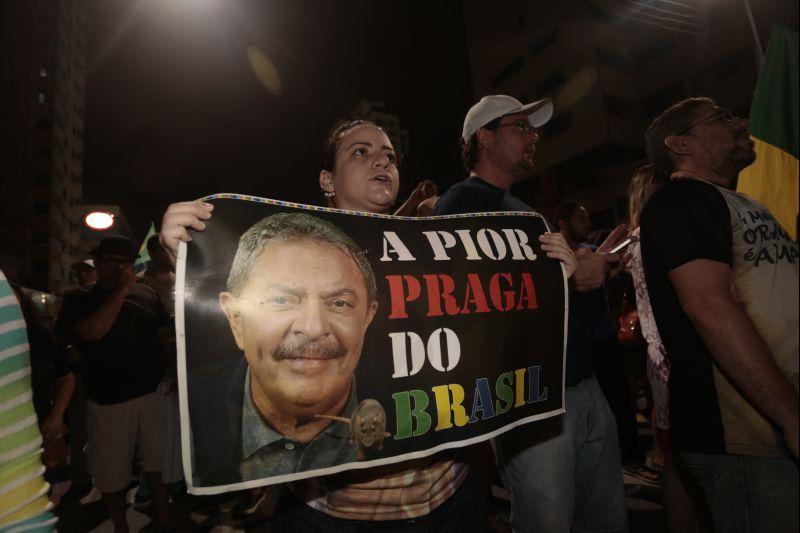 Nesta quarta-feira, 16, manifestantes protestaram contra a nomeao do ex-presidente Lula ao cargo de ministro da Casa Civil e pediram a renncia da presidente Dilma Rousseff. O ato aconteceu na Praa Portugal, no bairro Aldeota. Fotos: Tatiana Fortes/OPOVO