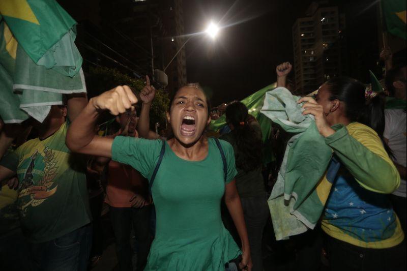 Nesta quarta-feira, 16, manifestantes protestaram contra a nomeao do ex-presidente Lula ao cargo de ministro da Casa Civil e pediram a renncia da presidente Dilma Rousseff. O ato aconteceu na Praa Portugal, no bairro Aldeota. Fotos: Tatiana Fortes/OPOVO