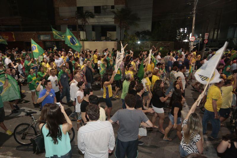 Nesta quarta-feira, 16, manifestantes protestaram contra a nomeao do ex-presidente Lula ao cargo de ministro da Casa Civil e pediram a renncia da presidente Dilma Rousseff. O ato aconteceu na Praa Portugal, no bairro Aldeota. Fotos: Tatiana Fortes/OPOVO