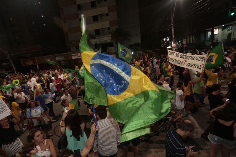 Nesta quarta-feira, 16, manifestantes protestaram contra a nomeao do ex-presidente Lula ao cargo de ministro da Casa Civil e pediram a renncia da presidente Dilma Rousseff. O ato aconteceu na Praa Portugal, no bairro Aldeota. Fotos: Tatiana Fortes/OPOVO