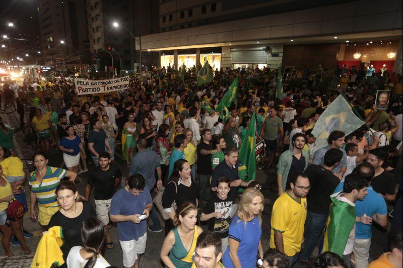 Nesta quarta-feira, 16, manifestantes protestaram contra a nomeao do ex-presidente Lula ao cargo de ministro da Casa Civil e pediram a renncia da presidente Dilma Rousseff. O ato aconteceu na Praa Portugal, no bairro Aldeota. Fotos: Tatiana Fortes/OPOVO