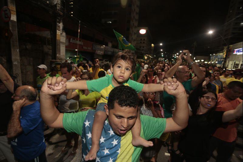 Nesta quarta-feira, 16, manifestantes protestaram contra a nomeao do ex-presidente Lula ao cargo de ministro da Casa Civil e pediram a renncia da presidente Dilma Rousseff. O ato aconteceu na Praa Portugal, no bairro Aldeota. Fotos: Tatiana Fortes/OPOVO