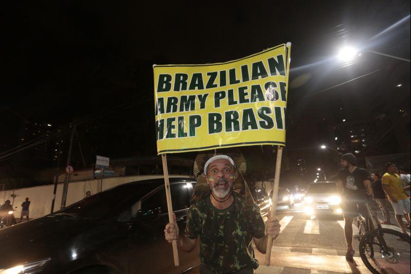 Nesta quarta-feira, 16, manifestantes protestaram contra a nomeao do ex-presidente Lula ao cargo de ministro da Casa Civil e pediram a renncia da presidente Dilma Rousseff. O ato aconteceu na Praa Portugal, no bairro Aldeota. Fotos: Tatiana Fortes/OPOVO