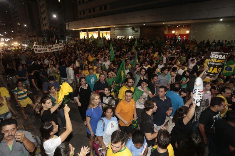 Nesta quarta-feira, 16, manifestantes protestaram contra a nomeao do ex-presidente Lula ao cargo de ministro da Casa Civil e pediram a renncia da presidente Dilma Rousseff. O ato aconteceu na Praa Portugal, no bairro Aldeota. Fotos: Tatiana Fortes/OPOVO