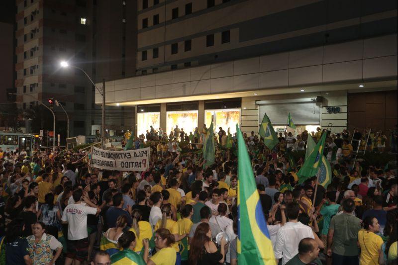 Nesta quarta-feira, 16, manifestantes protestaram contra a nomeao do ex-presidente Lula ao cargo de ministro da Casa Civil e pediram a renncia da presidente Dilma Rousseff. O ato aconteceu na Praa Portugal, no bairro Aldeota. Fotos: Tatiana Fortes/OPOVO