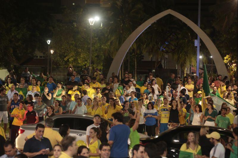 Nesta quarta-feira, 16, manifestantes protestaram contra a nomeao do ex-presidente Lula ao cargo de ministro da Casa Civil e pediram a renncia da presidente Dilma Rousseff. O ato aconteceu na Praa Portugal, no bairro Aldeota. Fotos: Tatiana Fortes/OPOVO