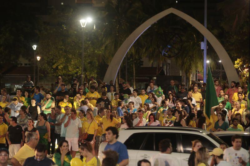 Nesta quarta-feira, 16, manifestantes protestaram contra a nomeao do ex-presidente Lula ao cargo de ministro da Casa Civil e pediram a renncia da presidente Dilma Rousseff. O ato aconteceu na Praa Portugal, no bairro Aldeota. Fotos: Tatiana Fortes/OPOVO