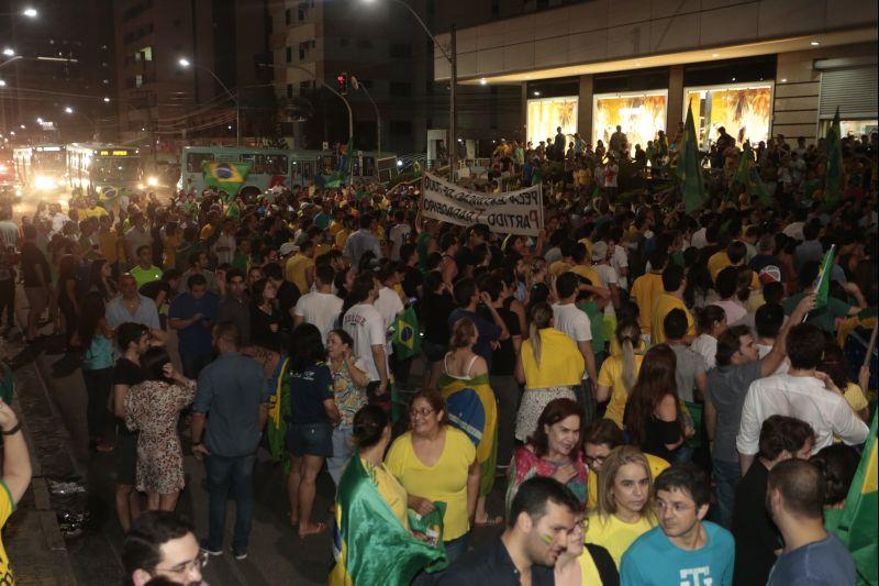 Nesta quarta-feira, 16, manifestantes protestaram contra a nomeao do ex-presidente Lula ao cargo de ministro da Casa Civil e pediram a renncia da presidente Dilma Rousseff. O ato aconteceu na Praa Portugal, no bairro Aldeota. Fotos: Tatiana Fortes/OPOVO