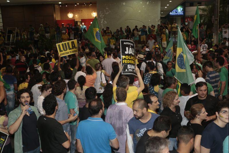 Nesta quarta-feira, 16, manifestantes protestaram contra a nomeao do ex-presidente Lula ao cargo de ministro da Casa Civil e pediram a renncia da presidente Dilma Rousseff. O ato aconteceu na Praa Portugal, no bairro Aldeota. Fotos: Tatiana Fortes/OPOVO