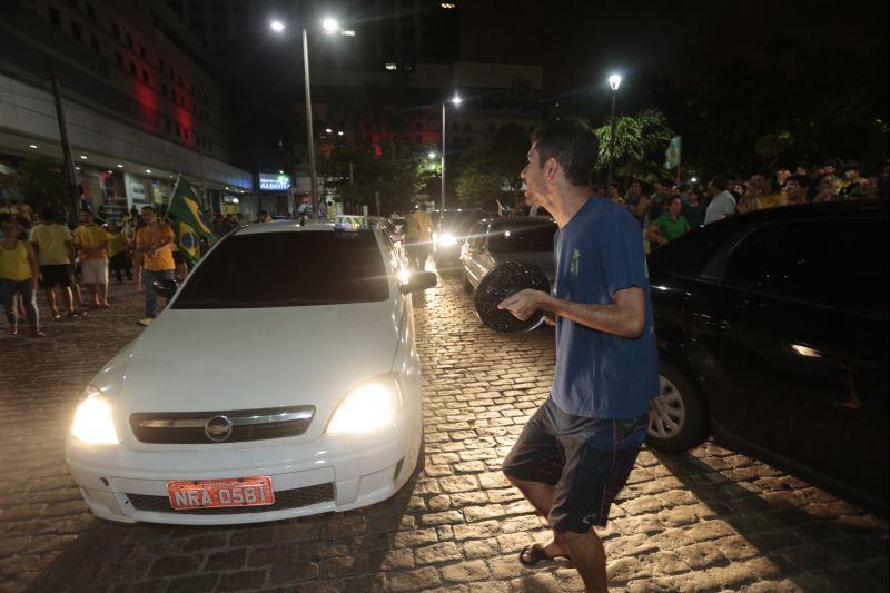 Nesta quarta-feira, 16, manifestantes protestaram contra a nomeao do ex-presidente Lula ao cargo de ministro da Casa Civil e pediram a renncia da presidente Dilma Rousseff. O ato aconteceu na Praa Portugal, no bairro Aldeota. Fotos: Tatiana Fortes/OPOVO