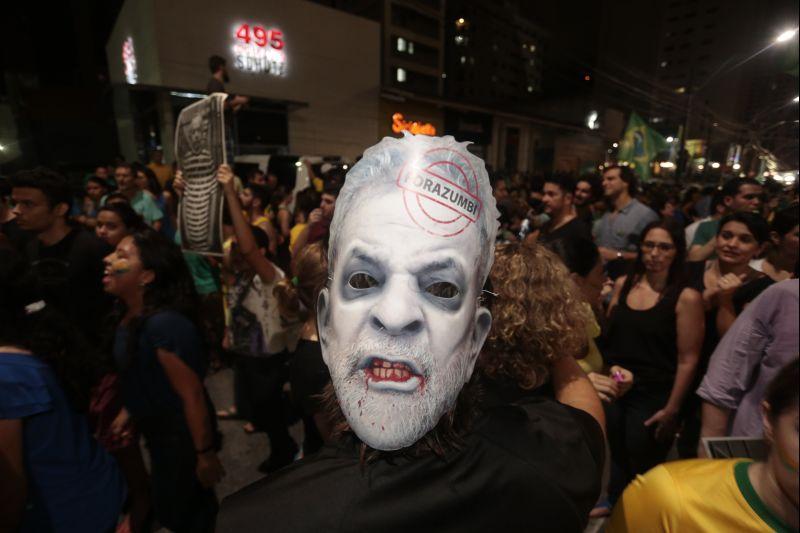 Nesta quarta-feira, 16, manifestantes protestaram contra a nomeao do ex-presidente Lula ao cargo de ministro da Casa Civil e pediram a renncia da presidente Dilma Rousseff. O ato aconteceu na Praa Portugal, no bairro Aldeota. Fotos: Tatiana Fortes/OPOVO