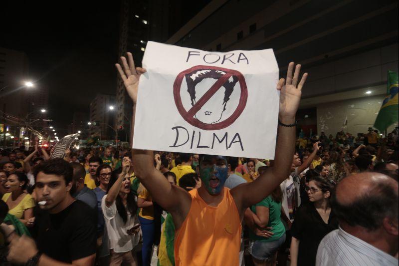 Nesta quarta-feira, 16, manifestantes protestaram contra a nomeao do ex-presidente Lula ao cargo de ministro da Casa Civil e pediram a renncia da presidente Dilma Rousseff. O ato aconteceu na Praa Portugal, no bairro Aldeota. Fotos: Tatiana Fortes/OPOVO