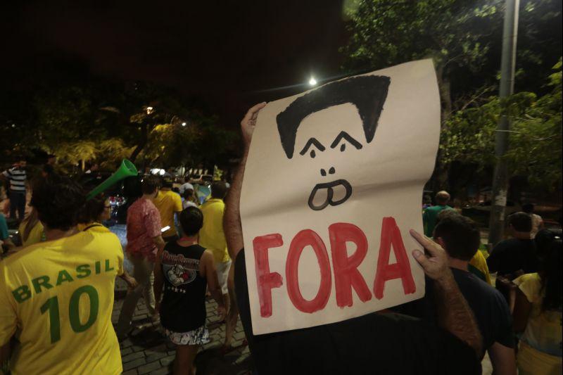 Nesta quarta-feira, 16, manifestantes protestaram contra a nomeao do ex-presidente Lula ao cargo de ministro da Casa Civil e pediram a renncia da presidente Dilma Rousseff. O ato aconteceu na Praa Portugal, no bairro Aldeota. Fotos: Tatiana Fortes/OPOVO