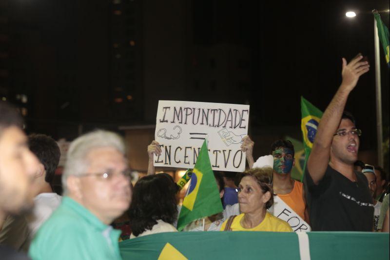 Nesta quarta-feira, 16, manifestantes protestaram contra a nomeao do ex-presidente Lula ao cargo de ministro da Casa Civil e pediram a renncia da presidente Dilma Rousseff. O ato aconteceu na Praa Portugal, no bairro Aldeota. Fotos: Tatiana Fortes/OPOVO