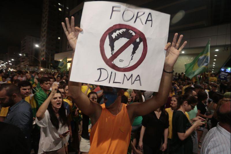 Nesta quarta-feira, 16, manifestantes protestaram contra a nomeao do ex-presidente Lula ao cargo de ministro da Casa Civil e pediram a renncia da presidente Dilma Rousseff. O ato aconteceu na Praa Portugal, no bairro Aldeota. Fotos: Tatiana Fortes/OPOVO