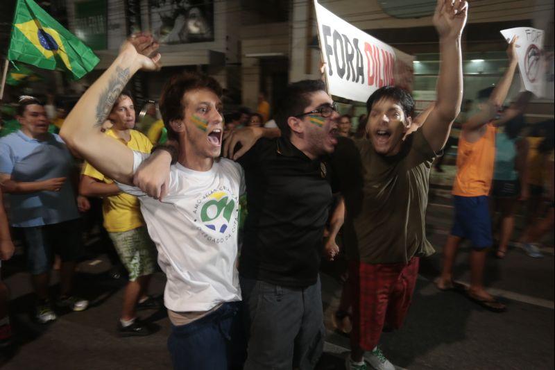 Nesta quarta-feira, 16, manifestantes protestaram contra a nomeao do ex-presidente Lula ao cargo de ministro da Casa Civil e pediram a renncia da presidente Dilma Rousseff. O ato aconteceu na Praa Portugal, no bairro Aldeota. Fotos: Tatiana Fortes/OPOVO