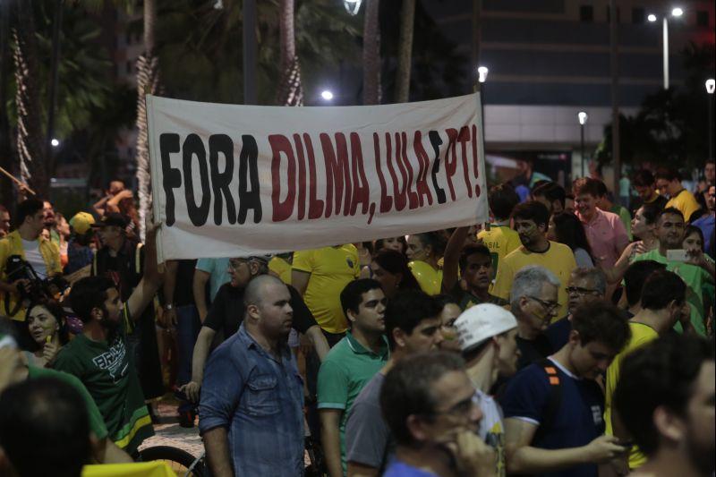 Nesta quarta-feira, 16, manifestantes protestaram contra a nomeao do ex-presidente Lula ao cargo de ministro da Casa Civil e pediram a renncia da presidente Dilma Rousseff. O ato aconteceu na Praa Portugal, no bairro Aldeota. Fotos: Tatiana Fortes/OPOVO