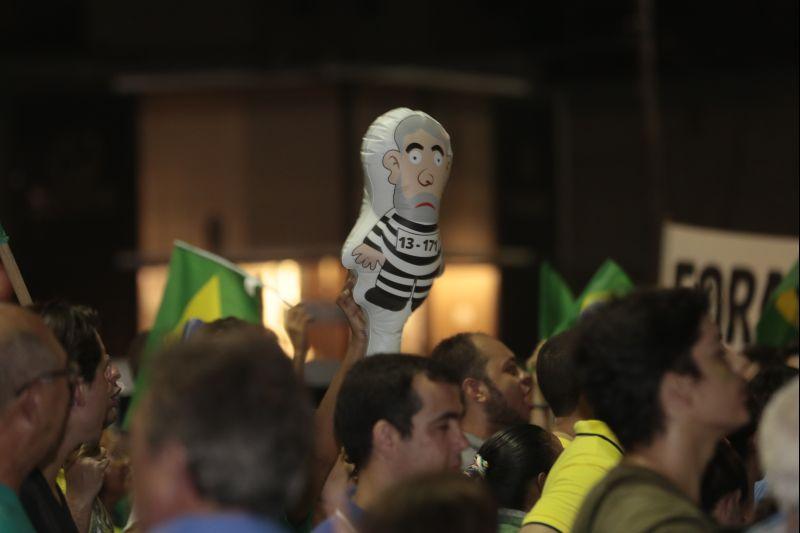 Nesta quarta-feira, 16, manifestantes protestaram contra a nomeao do ex-presidente Lula ao cargo de ministro da Casa Civil e pediram a renncia da presidente Dilma Rousseff. O ato aconteceu na Praa Portugal, no bairro Aldeota. Fotos: Tatiana Fortes/OPOVO