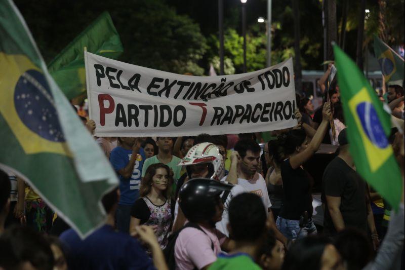 Nesta quarta-feira, 16, manifestantes protestaram contra a nomeao do ex-presidente Lula ao cargo de ministro da Casa Civil e pediram a renncia da presidente Dilma Rousseff. O ato aconteceu na Praa Portugal, no bairro Aldeota. Fotos: Tatiana Fortes/OPOVO