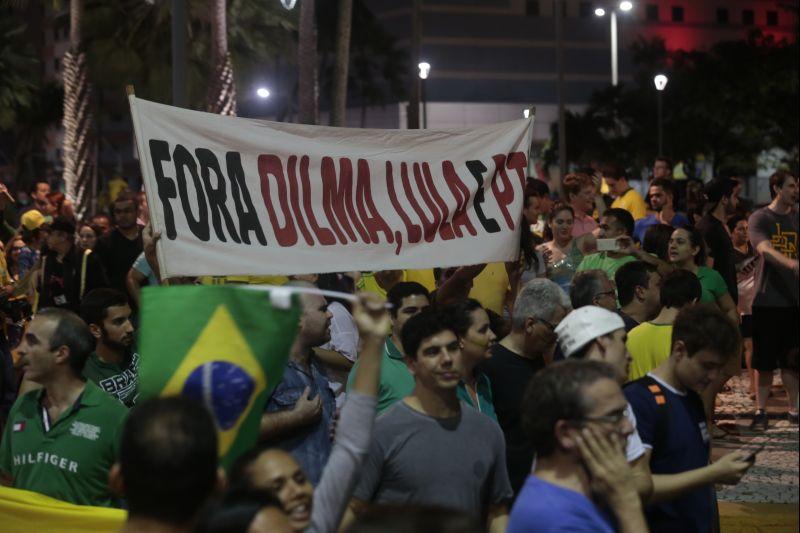 Nesta quarta-feira, 16, manifestantes protestaram contra a nomeao do ex-presidente Lula ao cargo de ministro da Casa Civil e pediram a renncia da presidente Dilma Rousseff. O ato aconteceu na Praa Portugal, no bairro Aldeota. Fotos: Tatiana Fortes/OPOVO