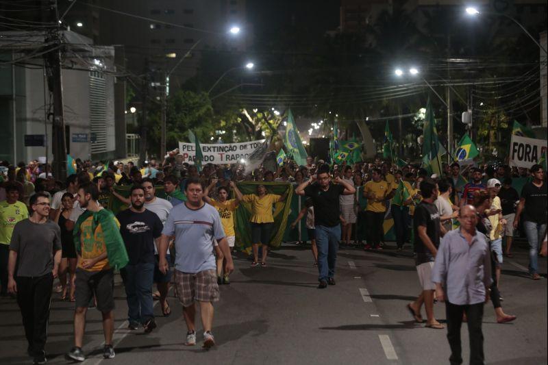 Nesta quarta-feira, 16, manifestantes protestaram contra a nomeao do ex-presidente Lula ao cargo de ministro da Casa Civil e pediram a renncia da presidente Dilma Rousseff. O ato aconteceu na Praa Portugal, no bairro Aldeota. Fotos: Tatiana Fortes/OPOVO