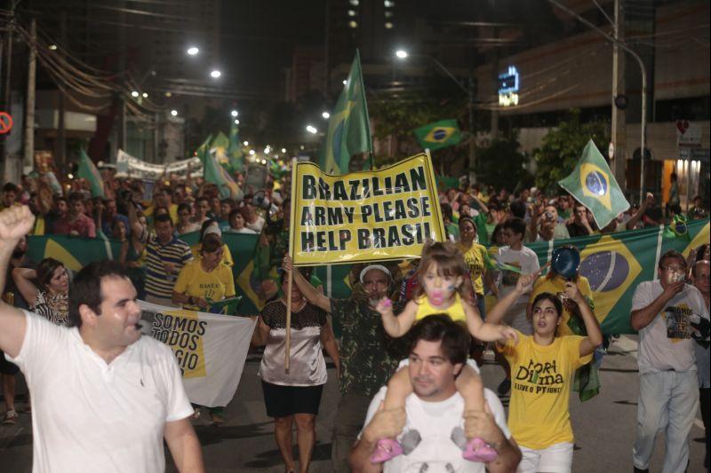 Nesta quarta-feira, 16, manifestantes protestaram contra a nomeao do ex-presidente Lula ao cargo de ministro da Casa Civil e pediram a renncia da presidente Dilma Rousseff. O ato aconteceu na Praa Portugal, no bairro Aldeota. Fotos: Tatiana Fortes/OPOVO