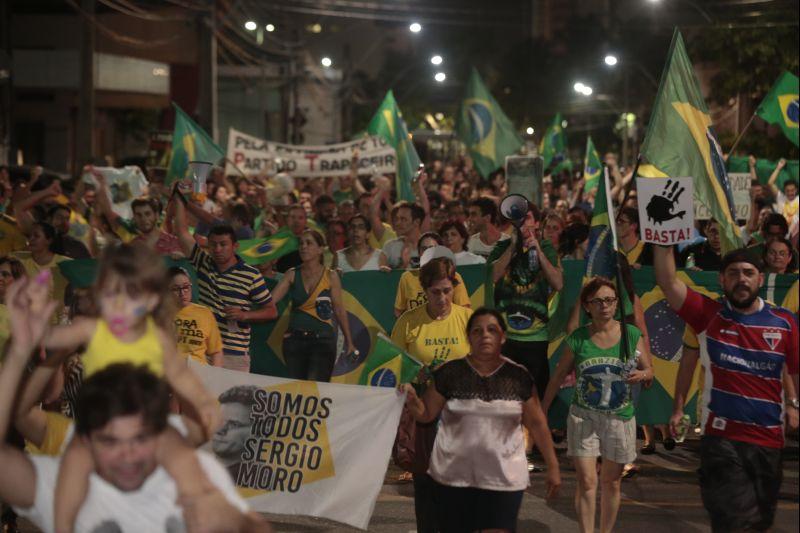 Nesta quarta-feira, 16, manifestantes protestaram contra a nomeao do ex-presidente Lula ao cargo de ministro da Casa Civil e pediram a renncia da presidente Dilma Rousseff. O ato aconteceu na Praa Portugal, no bairro Aldeota. Fotos: Tatiana Fortes/OPOVO