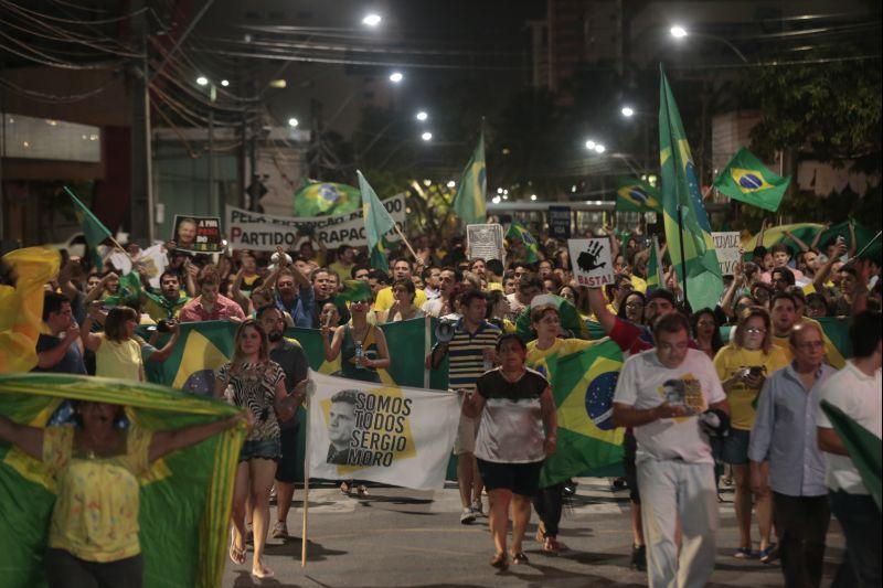 Nesta quarta-feira, 16, manifestantes protestaram contra a nomeao do ex-presidente Lula ao cargo de ministro da Casa Civil e pediram a renncia da presidente Dilma Rousseff. O ato aconteceu na Praa Portugal, no bairro Aldeota. Fotos: Tatiana Fortes/OPOVO