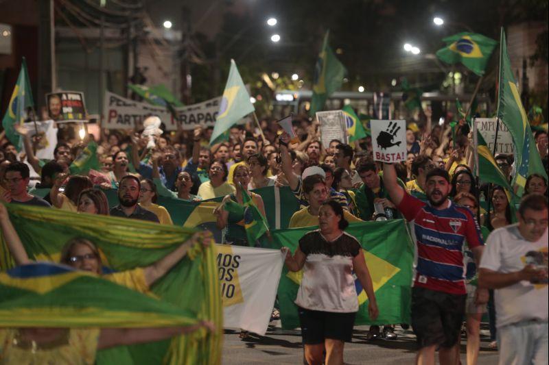 Nesta quarta-feira, 16, manifestantes protestaram contra a nomeao do ex-presidente Lula ao cargo de ministro da Casa Civil e pediram a renncia da presidente Dilma Rousseff. O ato aconteceu na Praa Portugal, no bairro Aldeota. Fotos: Tatiana Fortes/OPOVO