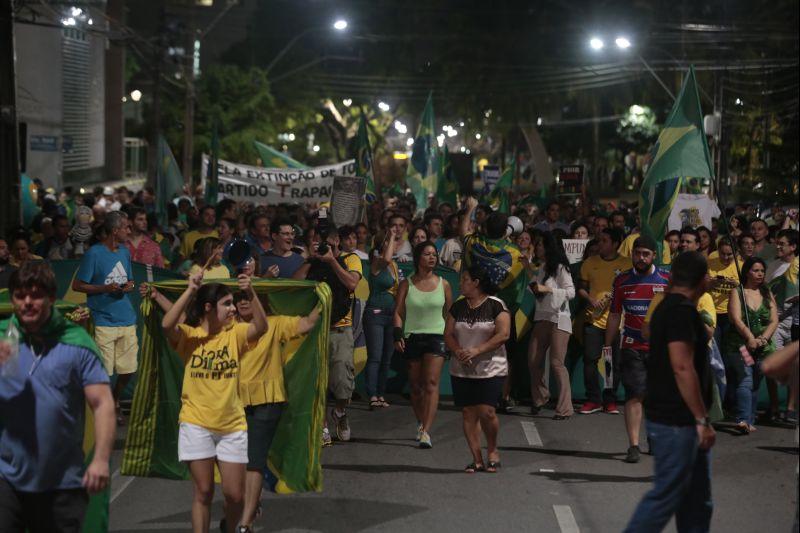 Nesta quarta-feira, 16, manifestantes protestaram contra a nomeao do ex-presidente Lula ao cargo de ministro da Casa Civil e pediram a renncia da presidente Dilma Rousseff. O ato aconteceu na Praa Portugal, no bairro Aldeota. Fotos: Tatiana Fortes/OPOVO