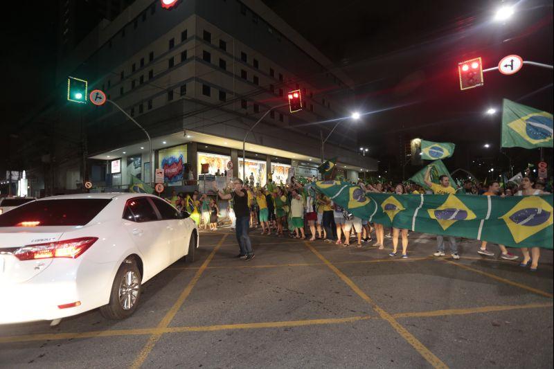 Nesta quarta-feira, 16, manifestantes protestaram contra a nomeao do ex-presidente Lula ao cargo de ministro da Casa Civil e pediram a renncia da presidente Dilma Rousseff. O ato aconteceu na Praa Portugal, no bairro Aldeota. Fotos: Tatiana Fortes/OPOVO