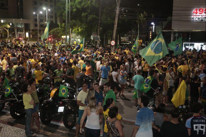 Nesta quarta-feira, 16, manifestantes protestaram contra a nomeao do ex-presidente Lula ao cargo de ministro da Casa Civil e pediram a renncia da presidente Dilma Rousseff. O ato aconteceu na Praa Portugal, no bairro Aldeota. Fotos: Tatiana Fortes/OPOVO