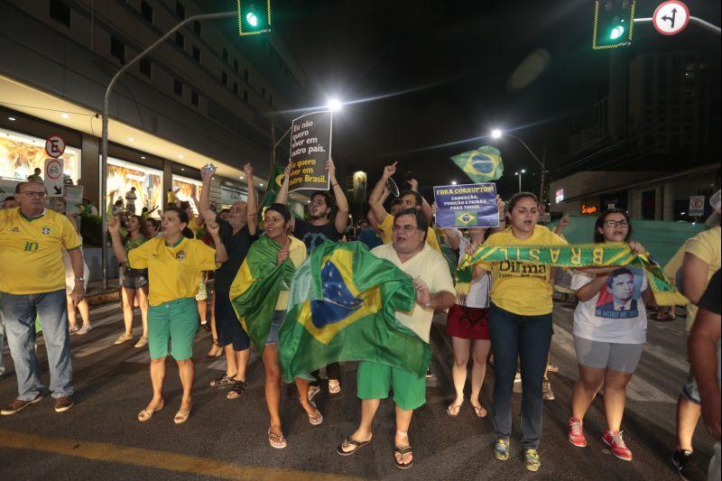 Nesta quarta-feira, 16, manifestantes protestaram contra a nomeao do ex-presidente Lula ao cargo de ministro da Casa Civil e pediram a renncia da presidente Dilma Rousseff. O ato aconteceu na Praa Portugal, no bairro Aldeota. Fotos: Tatiana Fortes/OPOVO