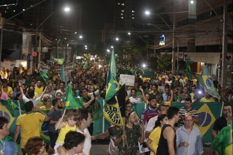 Nesta quarta-feira, 16, manifestantes protestaram contra a nomeao do ex-presidente Lula ao cargo de ministro da Casa Civil e pediram a renncia da presidente Dilma Rousseff. O ato aconteceu na Praa Portugal, no bairro Aldeota. Fotos: Tatiana Fortes/OPOVO