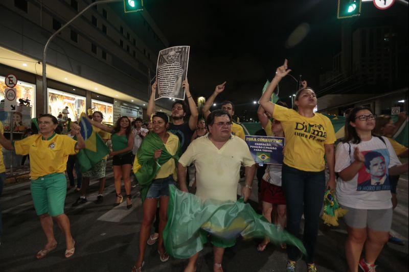 Nesta quarta-feira, 16, manifestantes protestaram contra a nomeao do ex-presidente Lula ao cargo de ministro da Casa Civil e pediram a renncia da presidente Dilma Rousseff. O ato aconteceu na Praa Portugal, no bairro Aldeota. Fotos: Tatiana Fortes/OPOVO