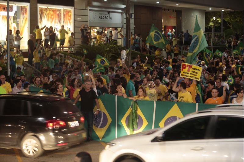 Nesta quarta-feira, 16, manifestantes protestaram contra a nomeao do ex-presidente Lula ao cargo de ministro da Casa Civil e pediram a renncia da presidente Dilma Rousseff. O ato aconteceu na Praa Portugal, no bairro Aldeota. Fotos: Tatiana Fortes/OPOVO