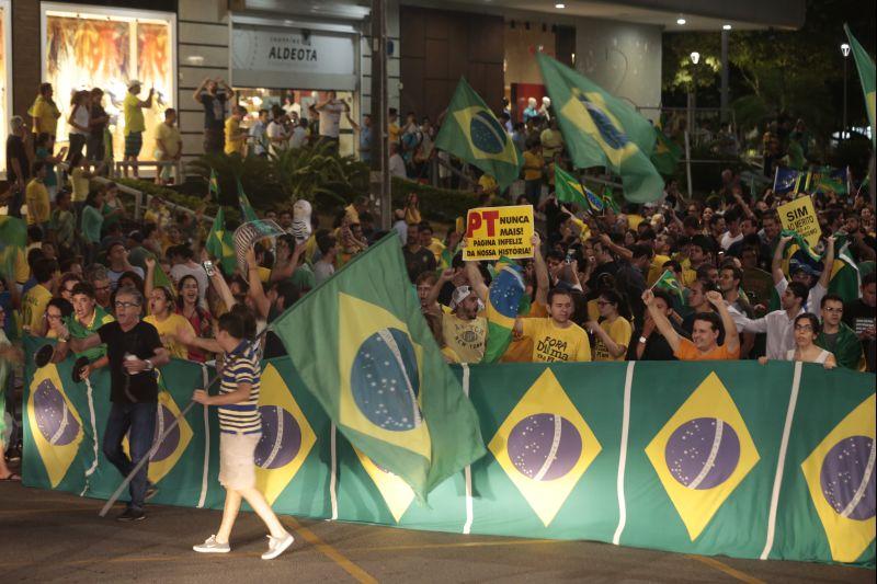 Nesta quarta-feira, 16, manifestantes protestaram contra a nomeao do ex-presidente Lula ao cargo de ministro da Casa Civil e pediram a renncia da presidente Dilma Rousseff. O ato aconteceu na Praa Portugal, no bairro Aldeota. Fotos: Tatiana Fortes/OPOVO