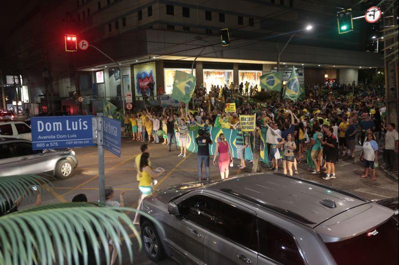 Nesta quarta-feira, 16, manifestantes protestaram contra a nomeao do ex-presidente Lula ao cargo de ministro da Casa Civil e pediram a renncia da presidente Dilma Rousseff. O ato aconteceu na Praa Portugal, no bairro Aldeota. Fotos: Tatiana Fortes/OPOVO