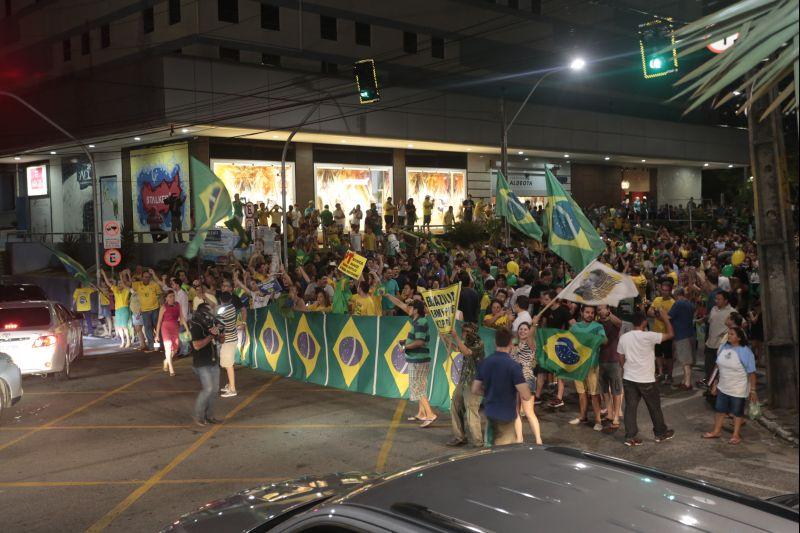 Nesta quarta-feira, 16, manifestantes protestaram contra a nomeao do ex-presidente Lula ao cargo de ministro da Casa Civil e pediram a renncia da presidente Dilma Rousseff. O ato aconteceu na Praa Portugal, no bairro Aldeota. Fotos: Tatiana Fortes/OPOVO