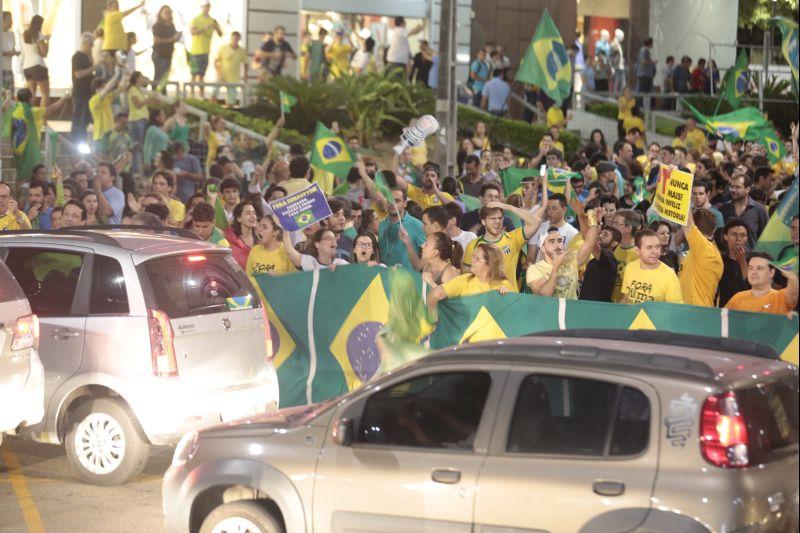 Nesta quarta-feira, 16, manifestantes protestaram contra a nomeao do ex-presidente Lula ao cargo de ministro da Casa Civil e pediram a renncia da presidente Dilma Rousseff. O ato aconteceu na Praa Portugal, no bairro Aldeota. Fotos: Tatiana Fortes/OPOVO