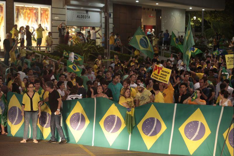 Nesta quarta-feira, 16, manifestantes protestaram contra a nomeao do ex-presidente Lula ao cargo de ministro da Casa Civil e pediram a renncia da presidente Dilma Rousseff. O ato aconteceu na Praa Portugal, no bairro Aldeota. Fotos: Tatiana Fortes/OPOVO