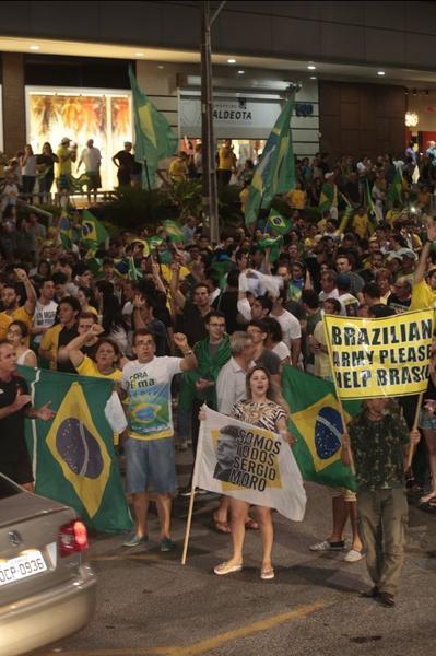 Nesta quarta-feira, 16, manifestantes protestaram contra a nomeao do ex-presidente Lula ao cargo de ministro da Casa Civil e pediram a renncia da presidente Dilma Rousseff. O ato aconteceu na Praa Portugal, no bairro Aldeota. Fotos: Tatiana Fortes/OPOVO