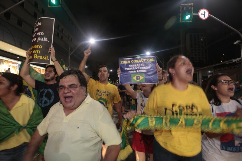 Nesta quarta-feira, 16, manifestantes protestaram contra a nomeao do ex-presidente Lula ao cargo de ministro da Casa Civil e pediram a renncia da presidente Dilma Rousseff. O ato aconteceu na Praa Portugal, no bairro Aldeota. Fotos: Tatiana Fortes/OPOVO