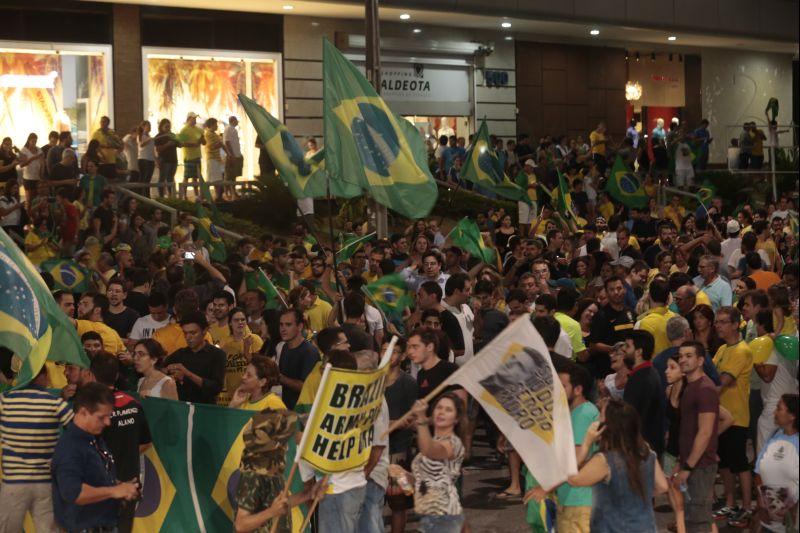 Nesta quarta-feira, 16, manifestantes protestaram contra a nomeao do ex-presidente Lula ao cargo de ministro da Casa Civil e pediram a renncia da presidente Dilma Rousseff. O ato aconteceu na Praa Portugal, no bairro Aldeota. Fotos: Tatiana Fortes/OPOVO