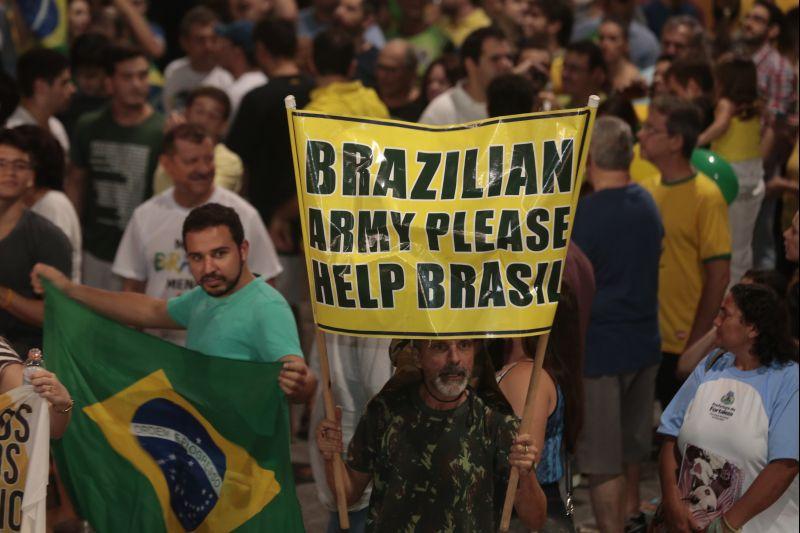 Nesta quarta-feira, 16, manifestantes protestaram contra a nomeao do ex-presidente Lula ao cargo de ministro da Casa Civil e pediram a renncia da presidente Dilma Rousseff. O ato aconteceu na Praa Portugal, no bairro Aldeota. Fotos: Tatiana Fortes/OPOVO