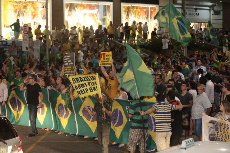 Nesta quarta-feira, 16, manifestantes protestaram contra a nomeao do ex-presidente Lula ao cargo de ministro da Casa Civil e pediram a renncia da presidente Dilma Rousseff. O ato aconteceu na Praa Portugal, no bairro Aldeota. Fotos: Tatiana Fortes/OPOVO